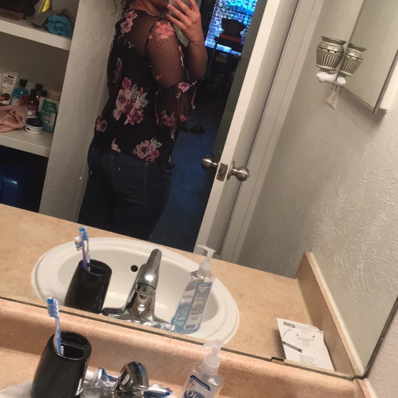 Black flower top - Picture 2 of 4